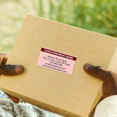 Uitgelichte bedrijfsnaam op lichtrood verzenden etiket