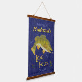Uitgepersonaliseerde Nautical Bass Fish Lake House Hangend Wandkleed (Gebogen)