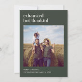 Uitgeputte maar dankbare grappige kerstfoto feestdagenkaart (Voorkant)