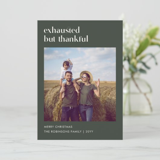Uitgeputte maar dankbare grappige kerstfoto feestdagenkaart (Staand voorkant)