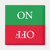 Uitgeschakelde rode groene wasmachine in gebruik magneet (Voorkant)