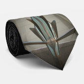 Uitgesloten in deco stropdas (Opgerold)