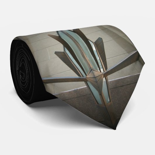 Uitgesloten in deco stropdas (Opgerold)