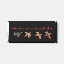 Uitgesneden voor elkaar— papier poppenschoenen