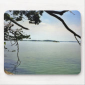 Uitkijkend over de rivier die op een muismat (Voorkant)