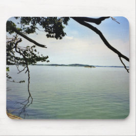 Uitkijkend over de rivier die op een muismat