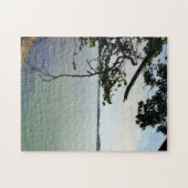 Uitkijkend over het rustige meer door de bomen legpuzzel (Horizontaal)