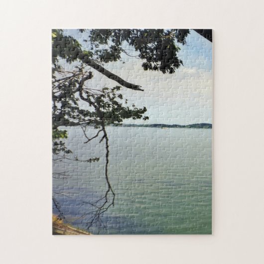 Uitkijkend over het rustige meer door de bomen legpuzzel (Verticaal)