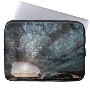 Uitkijkend vanuit een ijsgrot, IJsland Laptop Sleeve