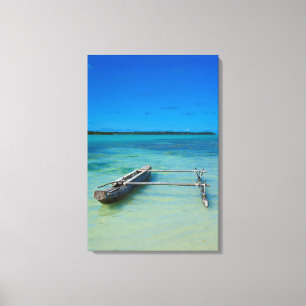 Uitkleggende kano in ondiepe oceaan canvas afdruk