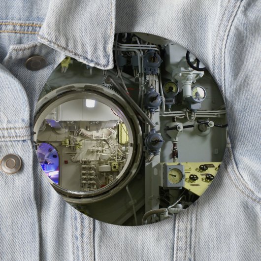 uitkomen op een oude retro-onderzeeër ronde button 6,0 cm (In situ)