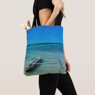 Uitkragende kano in ondiepe oceaan tote bag