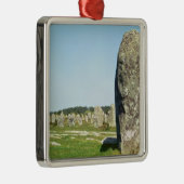 Uitlijning van staande stenen, Megalithisch Metalen Ornament (Rechts)