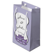 Uitmuntende Lotus in Paarse Cadeautas (Achterkant Gekanteld)
