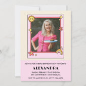 Uitnodiging 75e verjaardag Retro Groovy Roze Bloem (Voorkant)