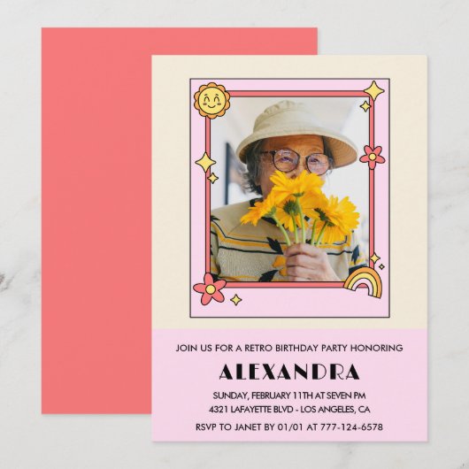 Uitnodiging 95e verjaardag Retro Groovy Roze Bloem (Voorkant / Achterkant)
