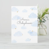 Uitnodiging babyshower jongen wolken lichtblauw (Staand voorkant)