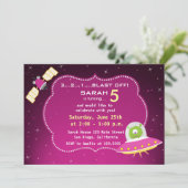 Uitnodiging buitenruimte voor Alien Girl Birthday (Staand voorkant)