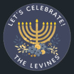 Uitnodiging Envelope Seal Menorah | Hanuakkah Ronde Sticker<br><div class="desc">Deze envelop van de partijuitnodiging bevat moderne bloktypografie,  een leuke florale bouquet en waterverf menorah. Pas de tekst en/of achtergrondkleur aan. Om de blauwe achtergrondkleur van de marine aan te passen,  verkies hulpmiddel en selecteer om het even welk van uw het kiezen.</div>