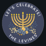 Uitnodiging Envelope Seal Menorah | Hanuakkah Ronde Sticker<br><div class="desc">Deze envelop van de partijuitnodiging bevat moderne bloktypografie, een leuke florale bouquet en waterverf menorah. Pas de tekst en/of achtergrondkleur aan. Om de blauwe achtergrondkleur van de marine aan te passen, verkies hulpmiddel en selecteer om het even welk van uw het kiezen.</div>