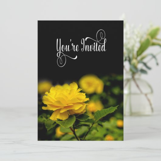 Uitnodiging, Gele Rose in Tuin, geïsoleerd/zwart Kaart (Staand voorkant)