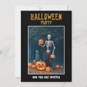 Uitnodiging Halloween-feest Skelet tussen Pompoene (Voorkant)