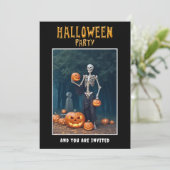 Uitnodiging Halloween-feest Skelet tussen Pompoene (Staand voorkant)