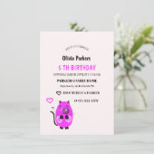 Uitnodiging met cute paarse kat (Staand voorkant)