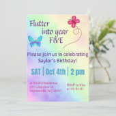 Uitnodiging om vijf te worden met fladderende vlin (Staand voorkant)