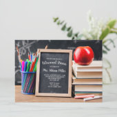 Uitnodiging op het bureau van de leraar (Staand voorkant)