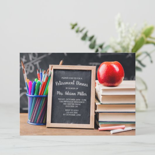 Uitnodiging op het bureau van de leraar (Staand voorkant)