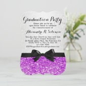 Uitnodiging Paarse Glittery Bow Graduy Party (Staand voorkant)