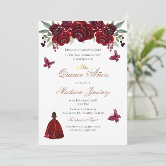 Uitnodiging Spaanse Quinceanera rode bloemenuitnod (Staand voorkant)