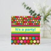Uitnodiging tot afspeelbare poka Dots Birthday (Staand voorkant)