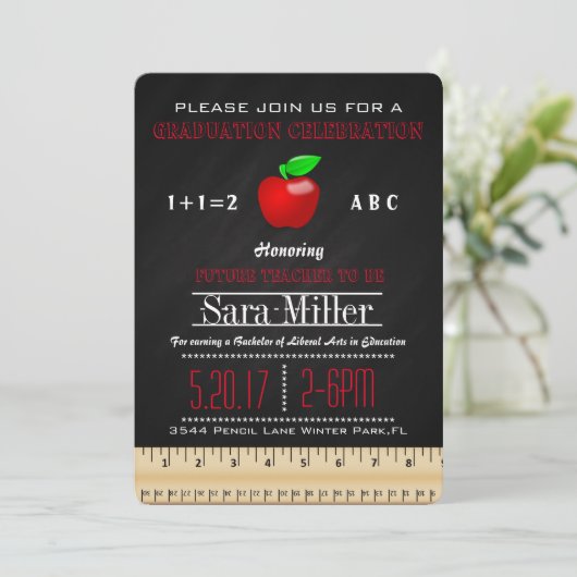 Uitnodiging tot Afstuderen van Ruler en Apple Teac (Staand voorkant)