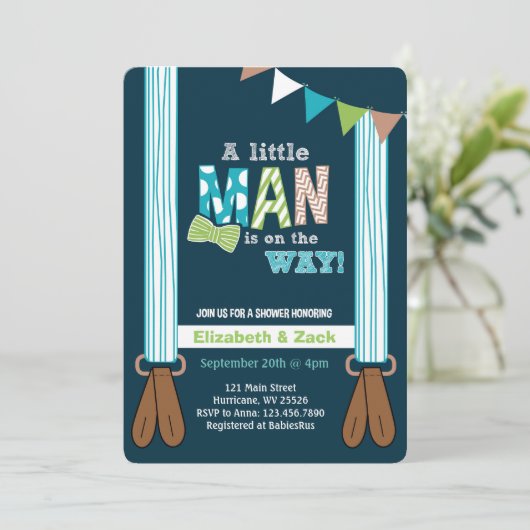 Uitnodiging tot Baby shower met kleine Man Suspend (Staand voorkant)