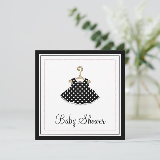 Uitnodiging tot Baby shower van het zwarte dress v (Staand voorkant)