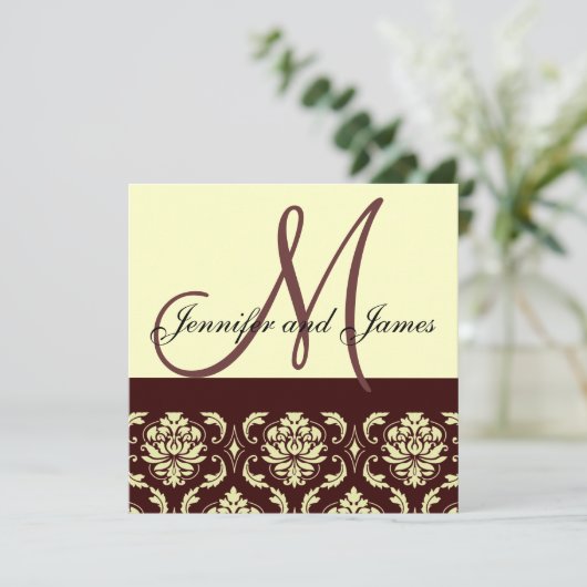 Uitnodiging tot bruin Ivory Damask Monogram bruilo (Staand voorkant)