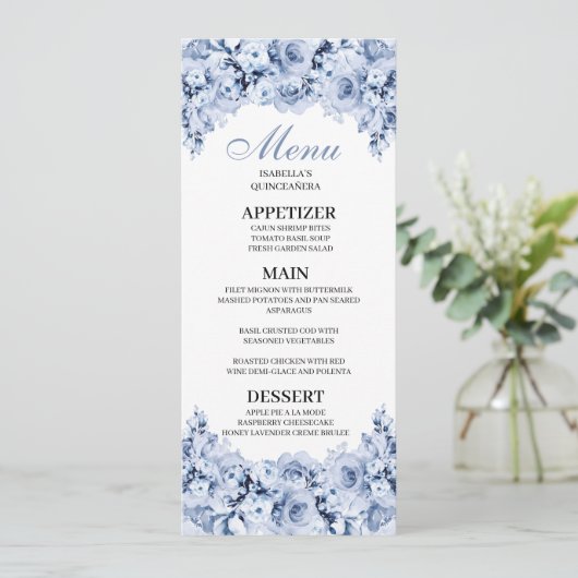 Uitnodiging tot het menu Dusty Blue Floral Quincea (Staand voorkant)