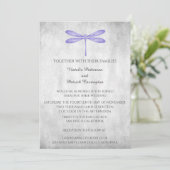 Uitnodiging tot Paarse dragonfly bruiloft (Staand voorkant)