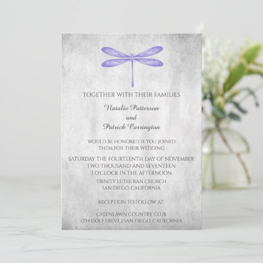 Uitnodiging tot Paarse dragonfly bruiloft (Staand voorkant)