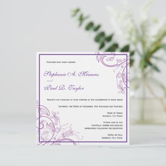 Uitnodiging tot Paarse monogram bruiloft (Staand voorkant)