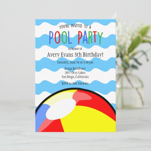 Uitnodiging van de Ball Birthday Pool Party (Staand voorkant)