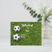Uitnodiging van de voetbalpartij op groengras (Staand voorkant)