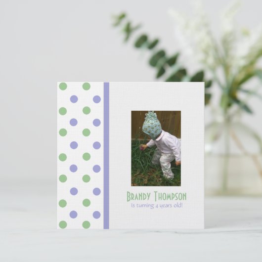 Uitnodiging van Paarse en groene Poolse Dot Party (Staand voorkant)