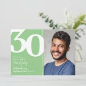 Uitnodiging voor 30e verjaardag met vette groene f (Staand voorkant)