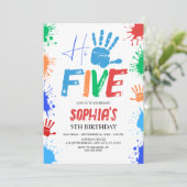 Uitnodiging voor 5e verjaardag met high five (Staand voorkant)