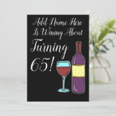 Uitnodiging voor 65e verjaardag met wijn grap (Staand voorkant)