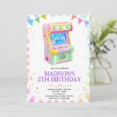 Uitnodiging voor arcade spel meisjesfeestje (Staand voorkant)