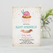 Uitnodiging voor baby sprinkle feestje met cupcake (Staand voorkant)
